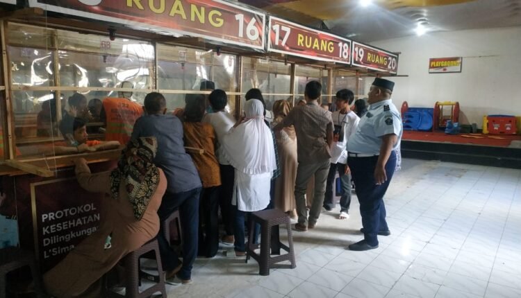 Lapas Kelas I Malang Diserbu Masyarakat di Hari Pertama Idul Fitri