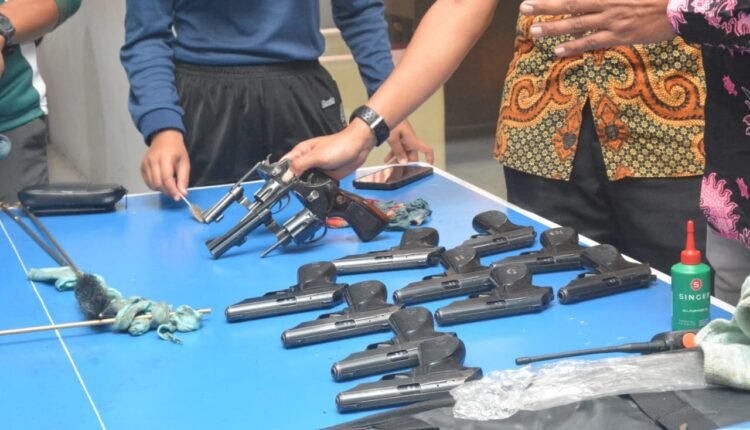 Perawatan Rutin Senpi Lapas Kelas I Malang Jaga Keamanan dan Ketertiban