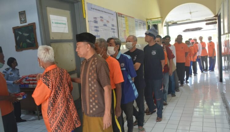 WBP Kelompok Rentan Lapas Kelas I Malang Dapat Makanan Nutrisi Tambahan